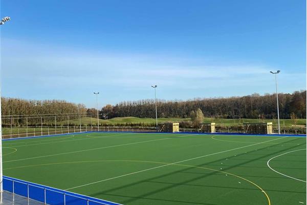 Aanleg kunstgras hockeyveld (type waterveld) en kunstgras voetbalveld - Sportinfrabouw NV